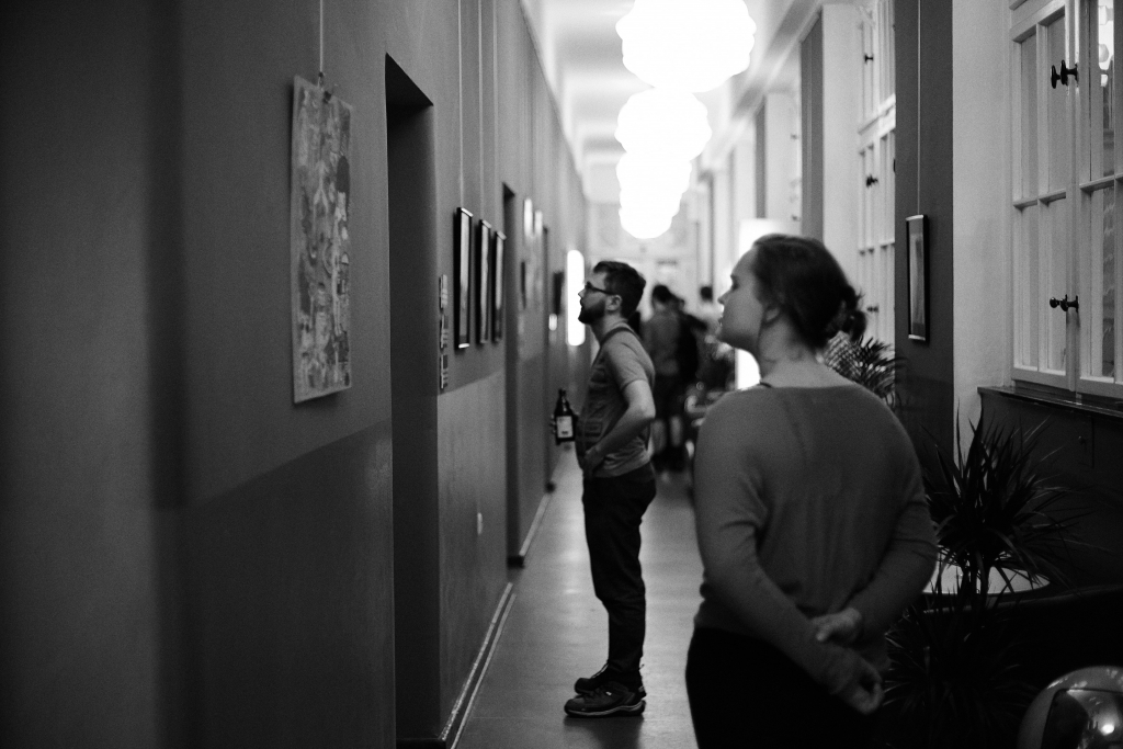 Café die deutSCHule; students in the hallway staring at pictures